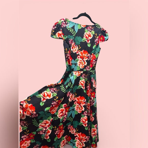 Lucille Tea Dress from Hearts & Roses London - Picture 4 of 11